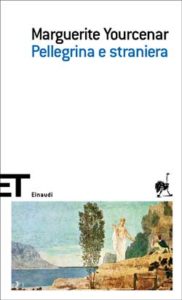 Copertina del libro Pellegrina e straniera di Marguerite Yourcenar
