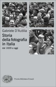 Copertina del libro Storia della fotografia in Italia di Gabriele D'Autilia