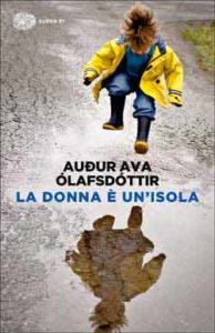 Copertina del libro La donna è un’isola di Auður Ava Ólafsdóttir